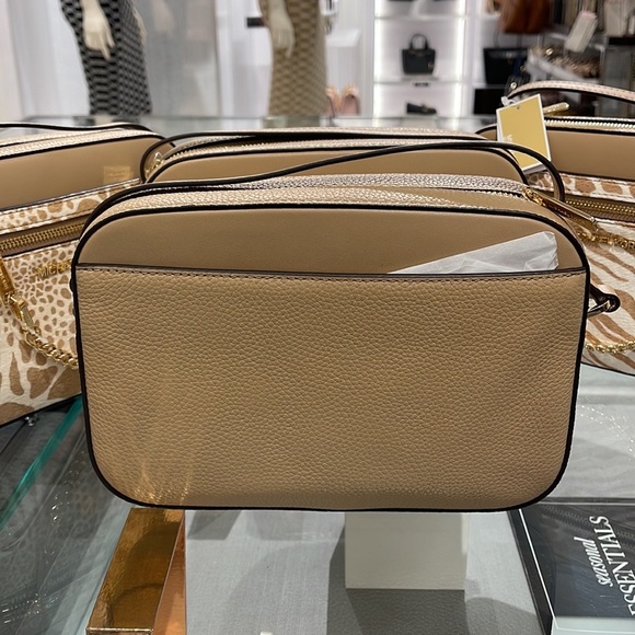 MICHAEL KORS JET SET LARGE EAST WEST ZIP POCKET CHAIN XBODY
CAMEL
NWT - Picture 12 of 16